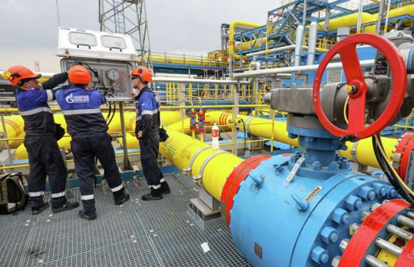 Путин разрешил недружественным странам оплачивать долг за газ валютой