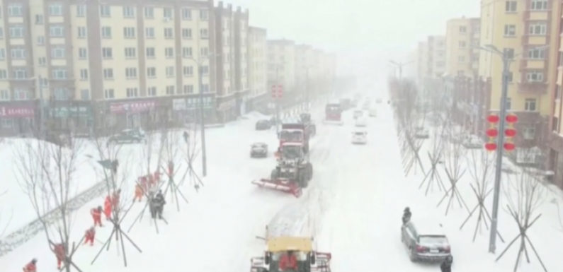 Сильный снегопад сковал северо-восток Китая