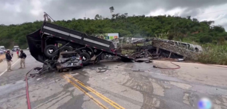 30 человек погибли в результате столкновения грузовика и автобуса в Бразилии