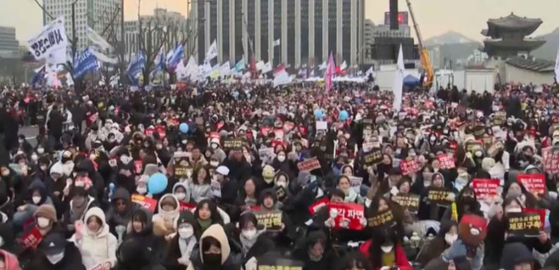 Арестовать президента Южной Кореи призвали протестующие в Сеуле