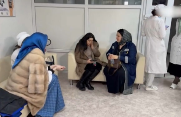 Близкие пассажиров разбившегося самолета ждут новостей в аэропорту Грозного