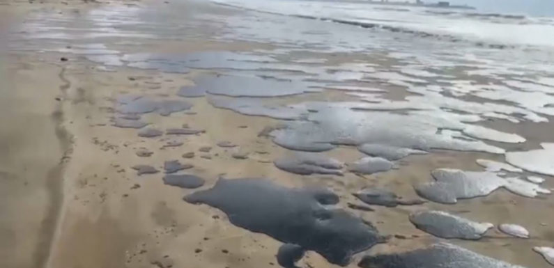 На побережье Чёрного моря ликвидируют последствия разлива нефтепродуктов