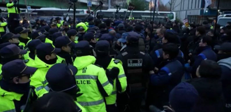 В Сеуле массовые протесты переросли в столкновения с полицией
