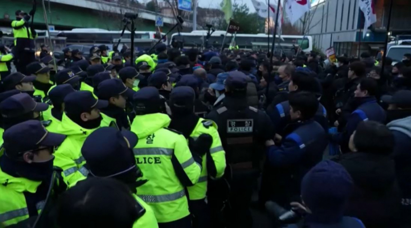 В Сеуле массовые протесты переросли в столкновения с полицией