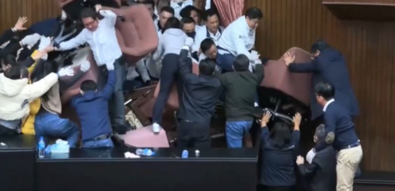 Заседание парламента Тайваня сорвалось из-за драки депутатов