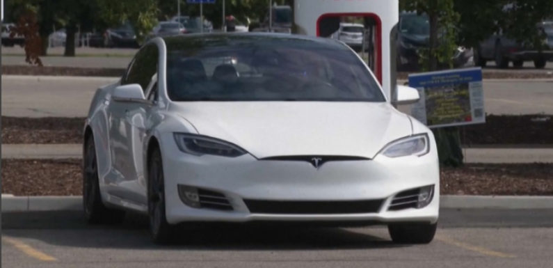 Продажи электромобилей Tesla снизились впервые за десятилетие