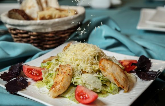 5 вкусных салатов с курицей для вашего стола