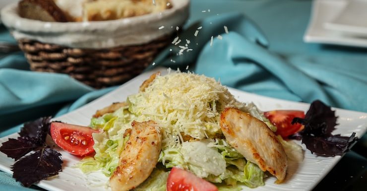 5 вкусных салатов с курицей для вашего стола