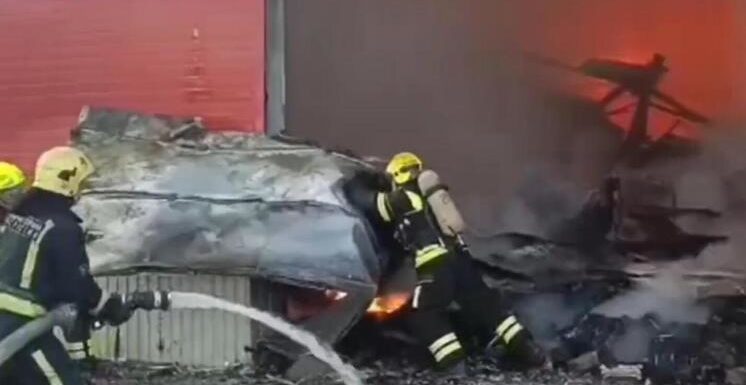 Площадь пожара на складе в Москве достигла 700 кв. метров