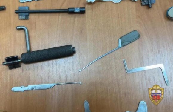 Квартирные воры выбросили похищенный сейф на лестничной площадке