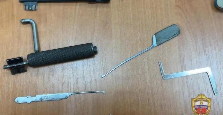Квартирные воры выбросили похищенный сейф на лестничной площадке
