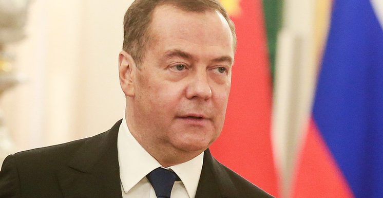 «Средний палец» Вашингтону: Медведев объяснил уловку Зеленского с референдумом