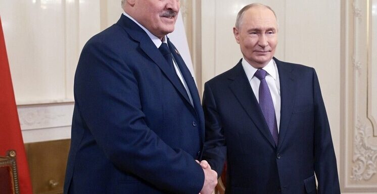 Стало известно, какой подарок Лукашенко преподнес Путину