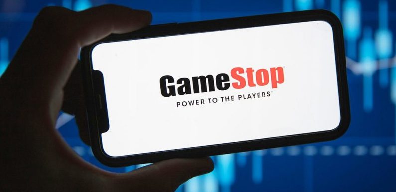 Руководство GameStop начало активно скупает акции компании