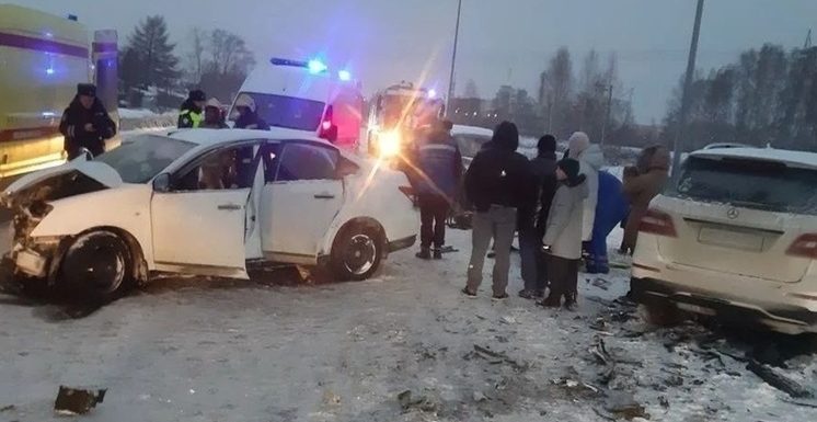 На Камчатке вахтовый автобус с рабочими упал в реку